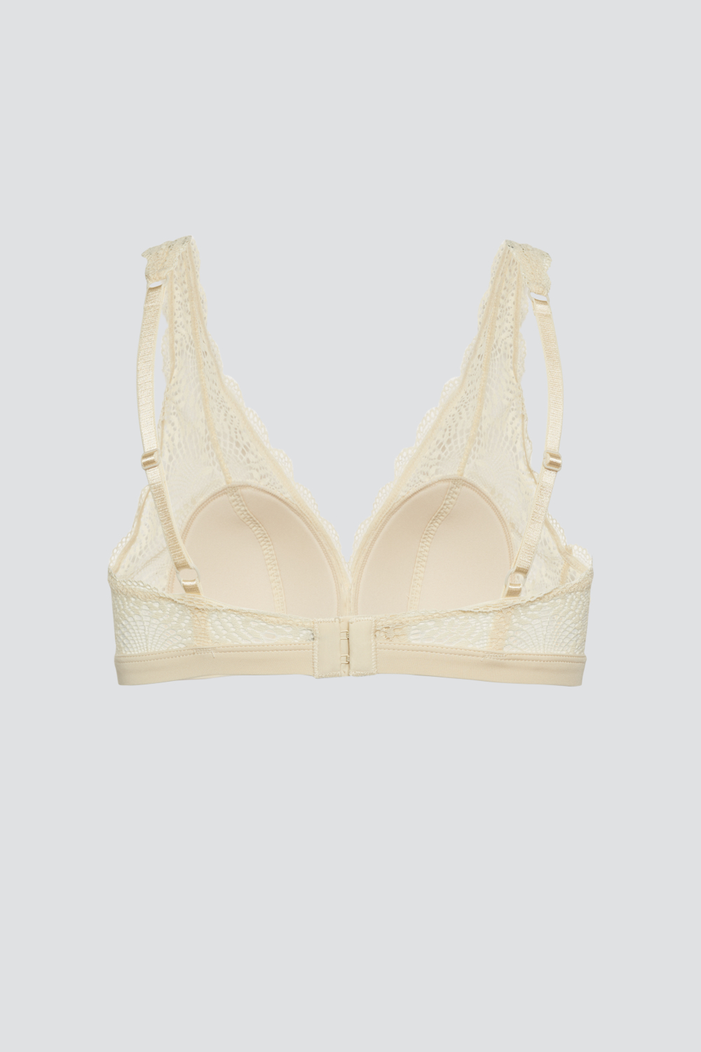 Produktbild Rückansicht Soft-BH von Comazo in der Farbe Cream mit zarter Spitze und rundem Accessoire-Anhänger.