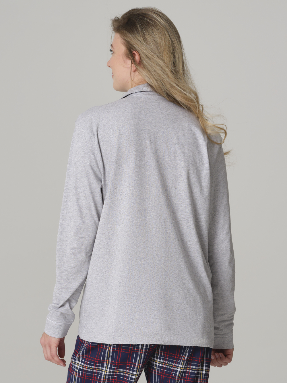 Rückansicht: Frau trägt Comazo Loungejacke aus 100% Baumwolle Farbe Silber-Melange