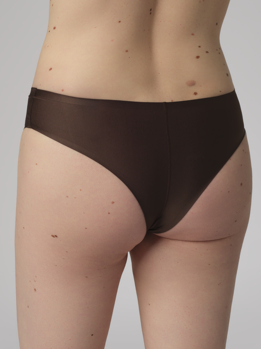 Rückansicht 2: Frau trägt Mini-Slip Bonded von Comazo in der Farbe Mocca