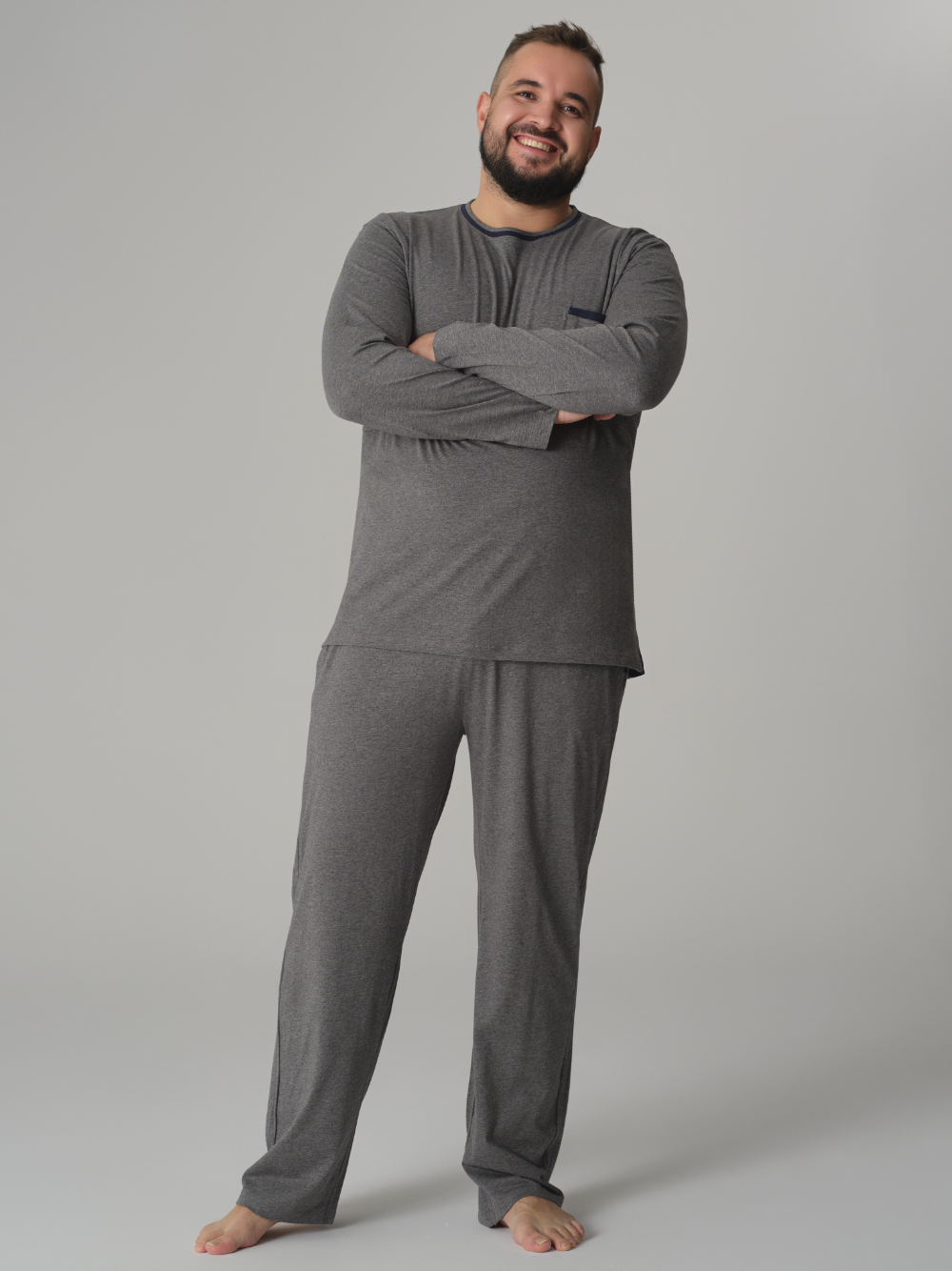 Vorderansicht: Mann trägt Comazo Schlafanzug lang aus 100% Baumwolle Farbe Grau-Melange