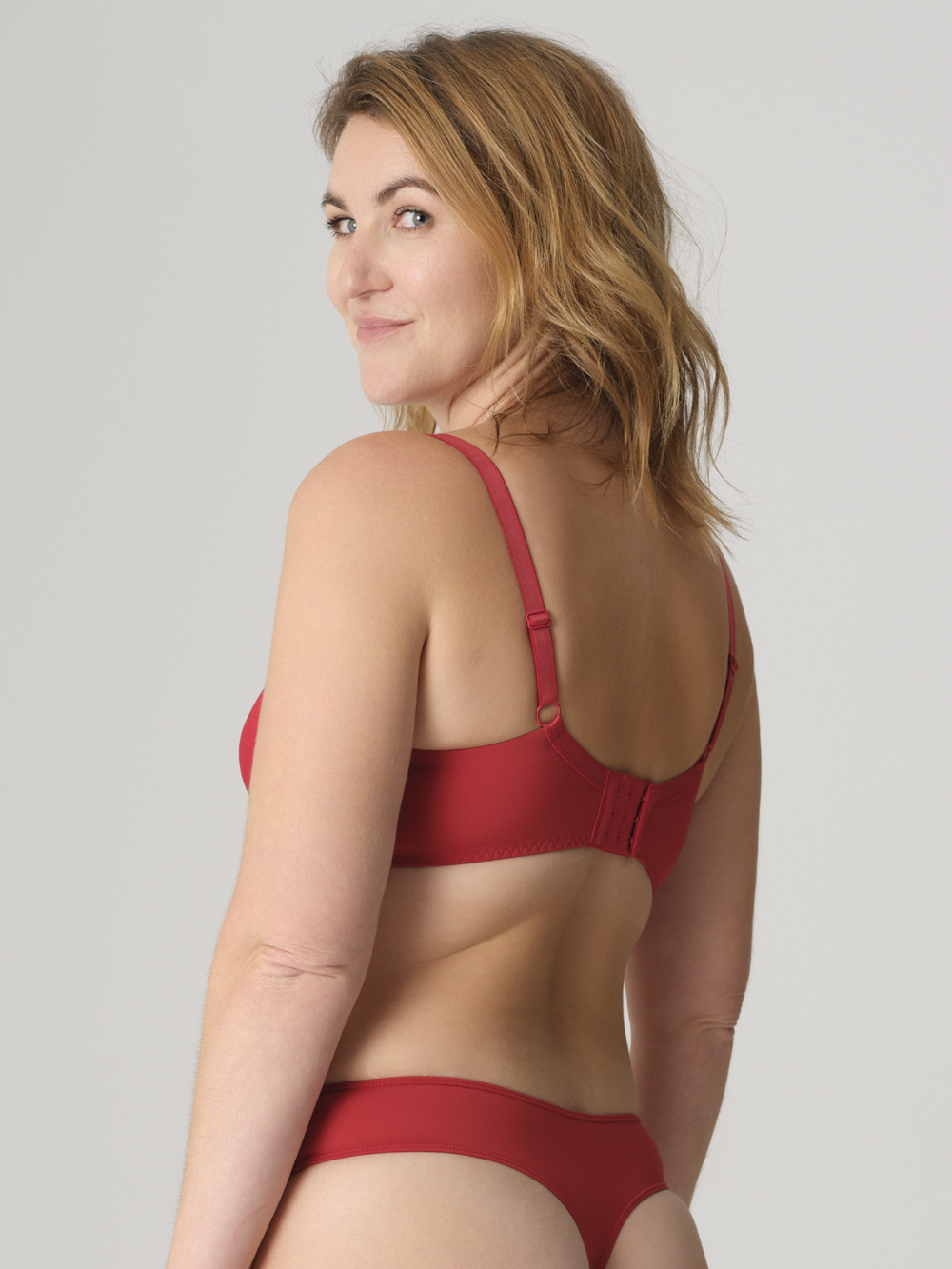 Rückansicht: Frau trägt Comazo BH mit Spacer Farbe Cherry mit Spitzen-Details
