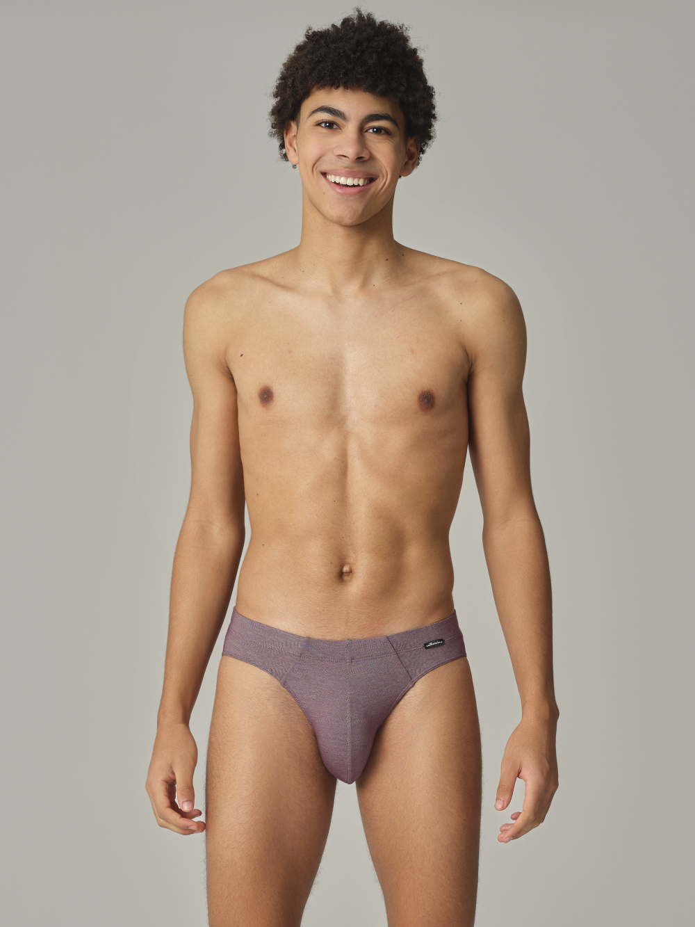 Vorderansicht: Mann trägt Slip ohne Eingriff von Comazo in der Farbe Cassis