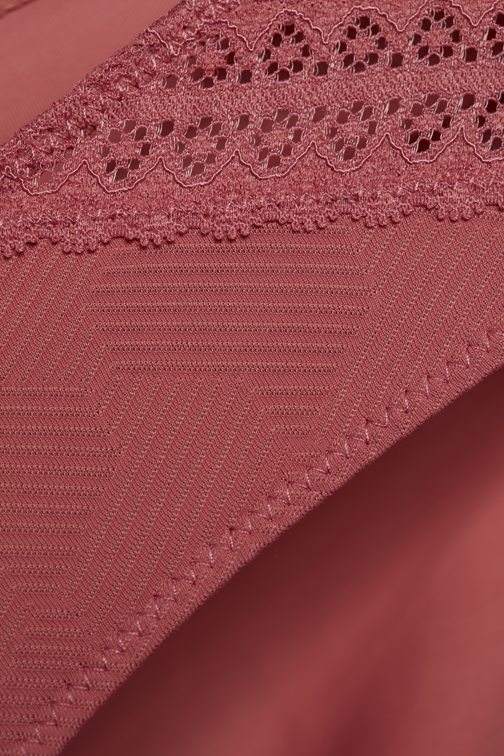 Detailbild Jazz-Pants von Comazo in der Farbe Marsala mit verführerischen Spitzendetails und grafischem Muster