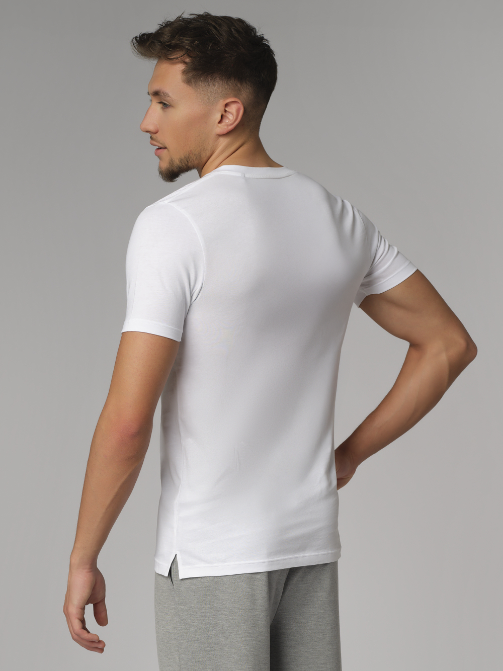 Rückansicht: Mann trägt Basic Shirt kurzarm V-Hals Ausschnitt von Comazo in der Farbe Weiß aus 100% Baumwolle