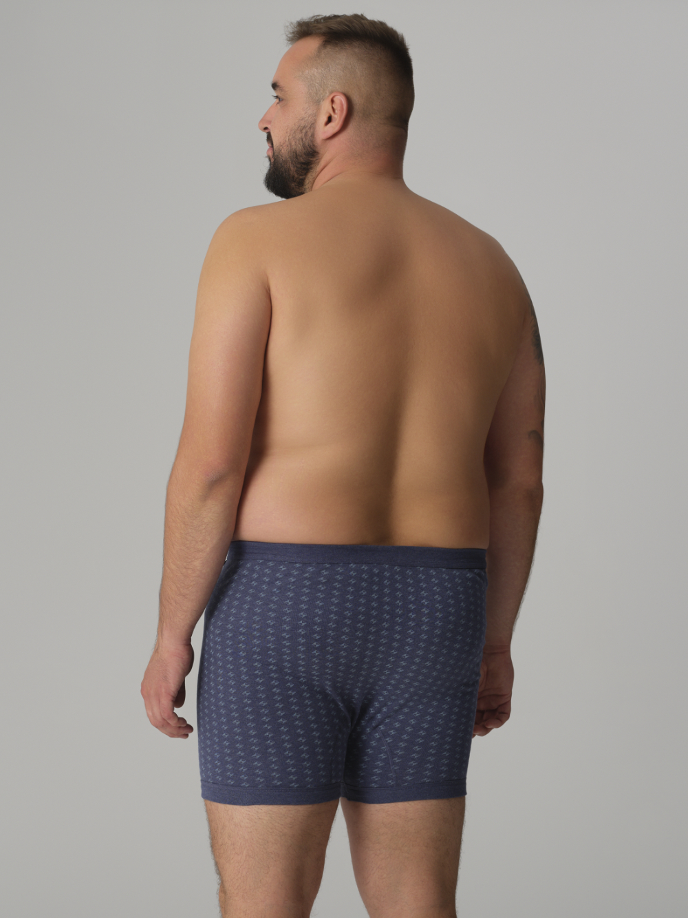 Rückansicht: Mann trägt Comazo Unterhose kurz mit Eingriff Farbe Blau-Melange gemustert