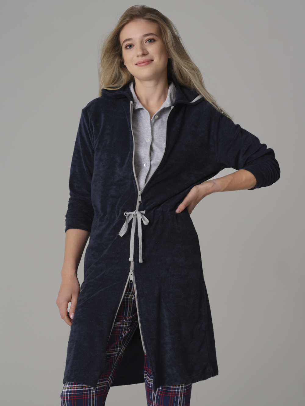 Rückansicht: Frau trägt Comazo Damen Bademantel mit Kapuze Farbe Marine