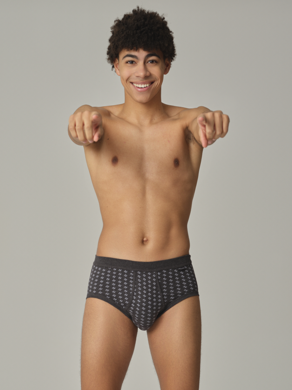 Vorderansicht: Mann trägt Comazo Herren Slip mit Eingriff aus 100% Baumwolle Farbe Dunkelgrau-Melange mit Muster