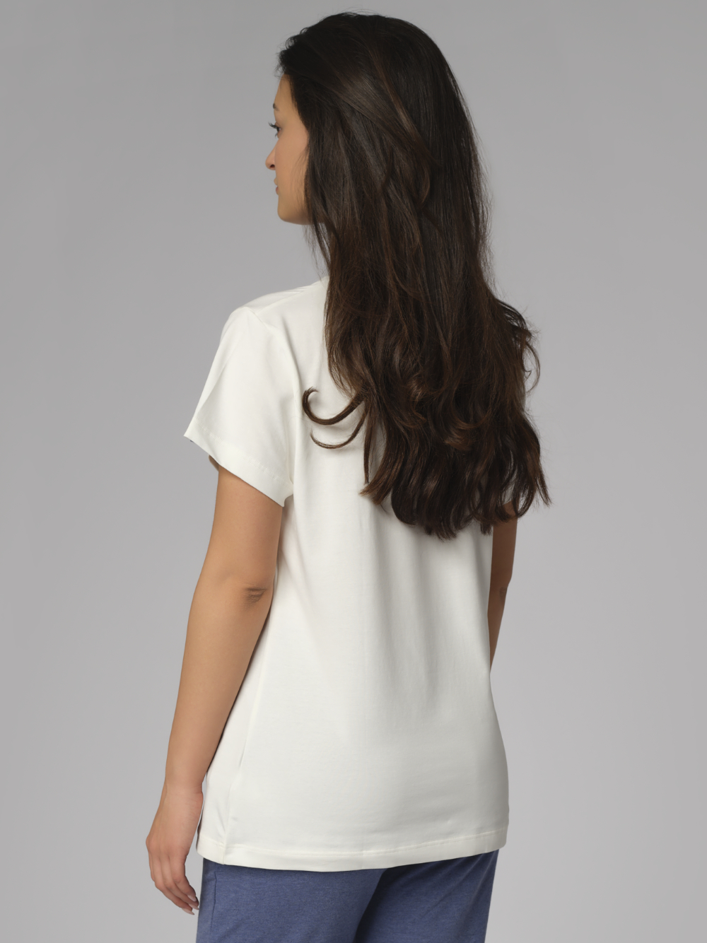 Nahaufnahme Rückansicht: FRau trägt Comazo Damen Shirt kurzarm in der Farbe Ecru