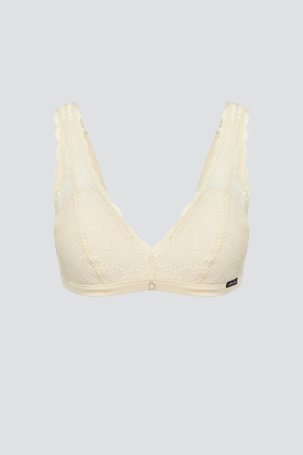 Produktbild Vorderansicht Soft-BH von Comazo in der Farbe Cream mit zarter Spitze und rundem Accessoire-Anhänger.