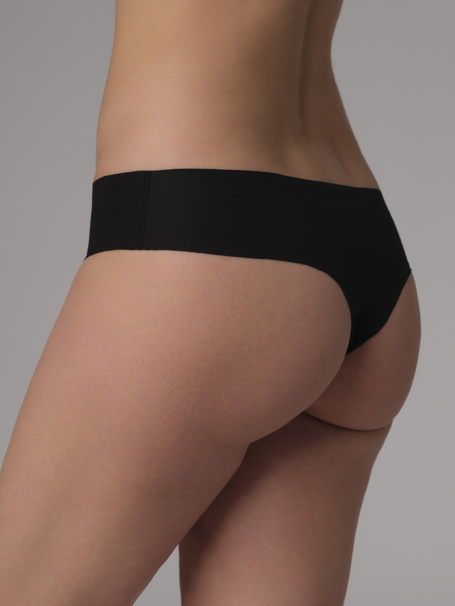 Nahaufnahme Rückansicht: Frau trägt Comazo Damen Brasil-Slip Cleancut Farbe Schwarz