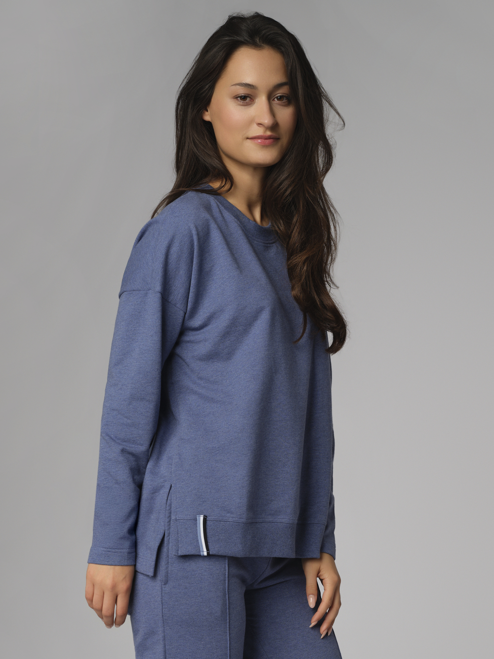 Vorderansicht 2: Frau trägt Comazo Damen Sweatshirt Farbe Jeans meliert