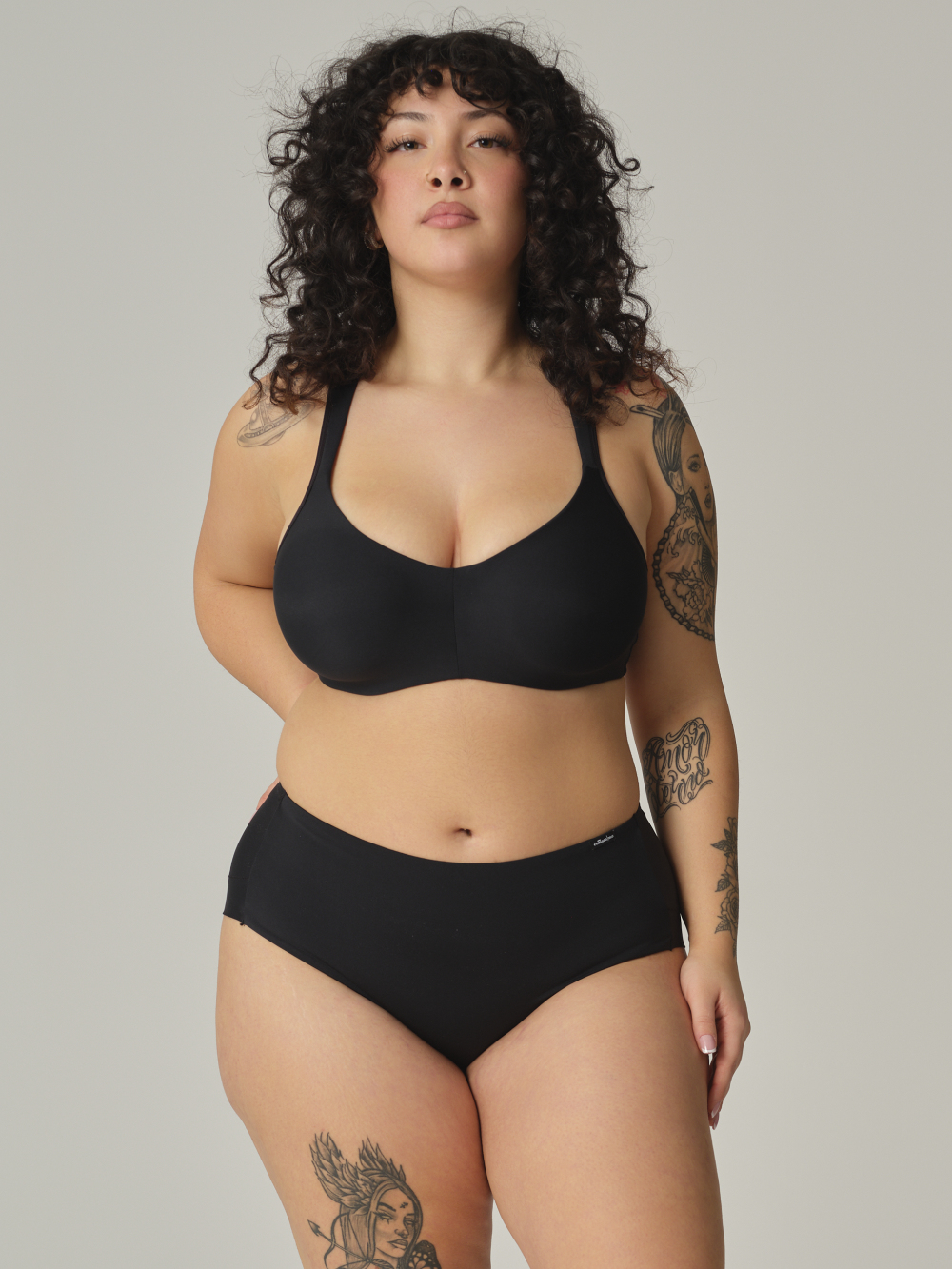 Vorderansicht 2: Frau trägt Comazo Slip hochtailliert mit Microfaser-Touch Farbe Schwarz