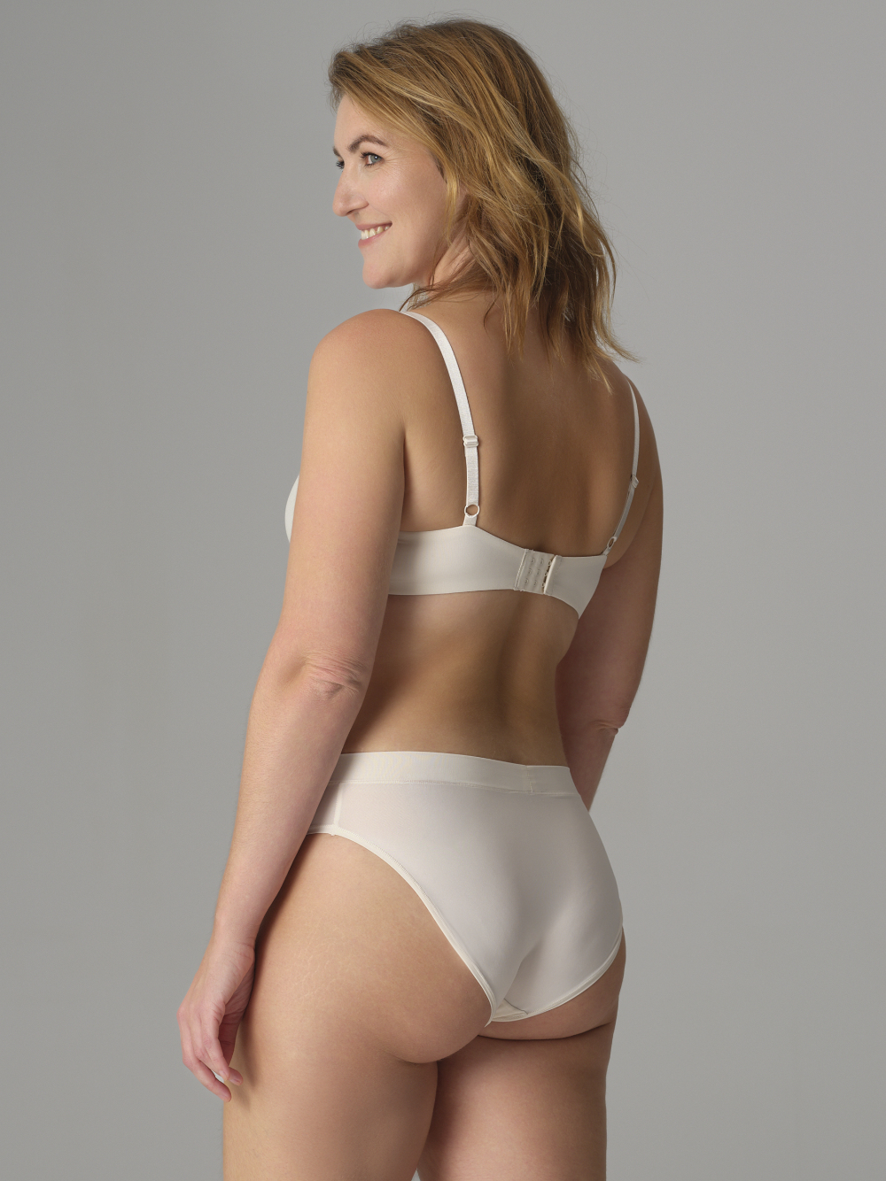 Rückansicht: Frau trägt Comazo Slip mit Microfaser-Touch Farbe Offwhite