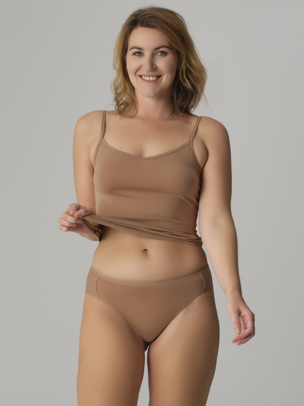 Vorderansicht: Frau trägt Brasil-Slip von Comazo in der Farbe Biscotti aus MicroModal®