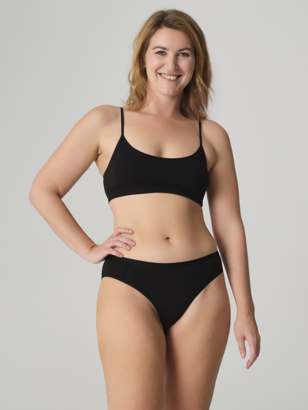 Vorderansicht: Frau trägt Comazo Slip Farbe Schwarz