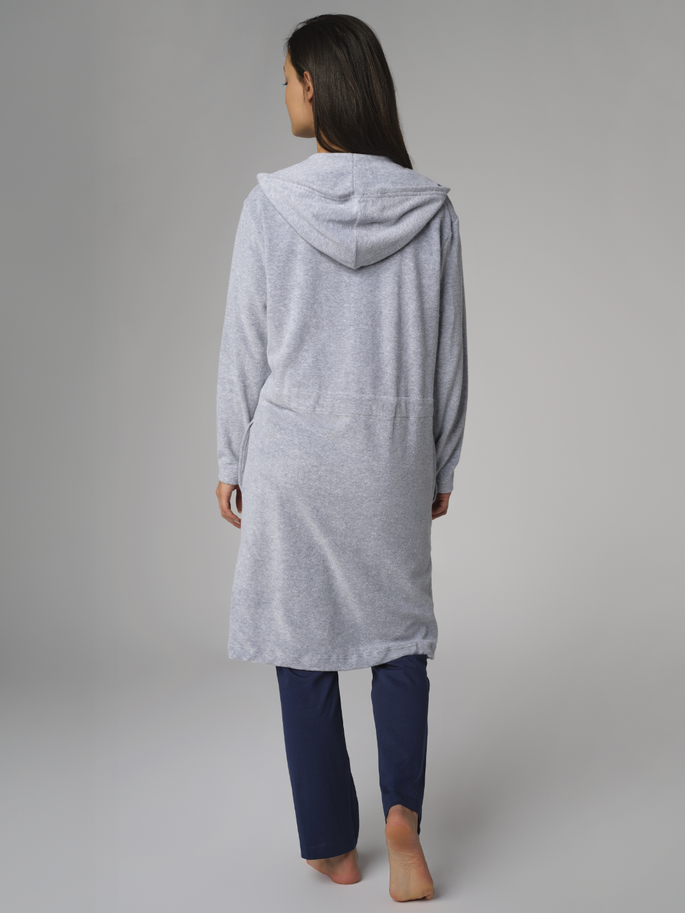 Rückansicht: Frau trägt Comazo Damen Bademantel mit Kapuze Farbe Grau-Melange