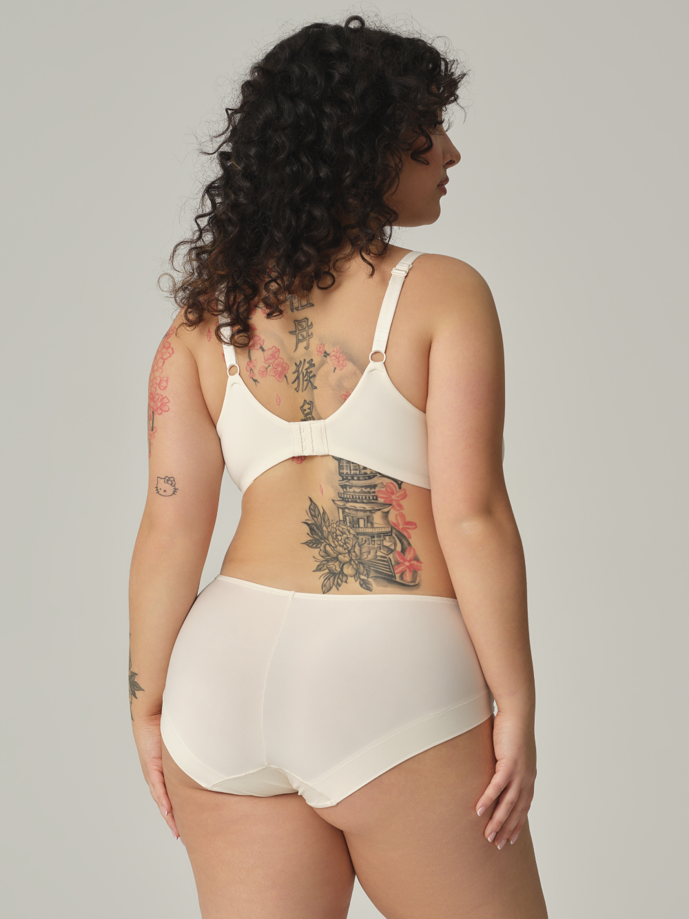 Rückansicht: Frau trägt Comazo Damen Triangel-BH mit Microfaser-Touch Farbe Offwhite