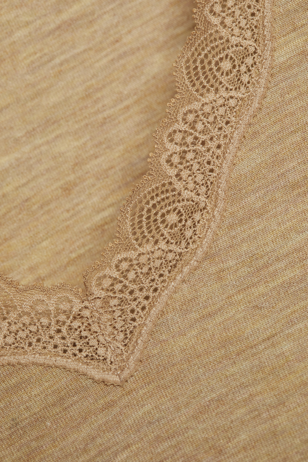 Detailbild Shirt kurzarm aus Wolle-Seide in der Farbe Camel mit V-Ausschnitt mit feiner Spitze