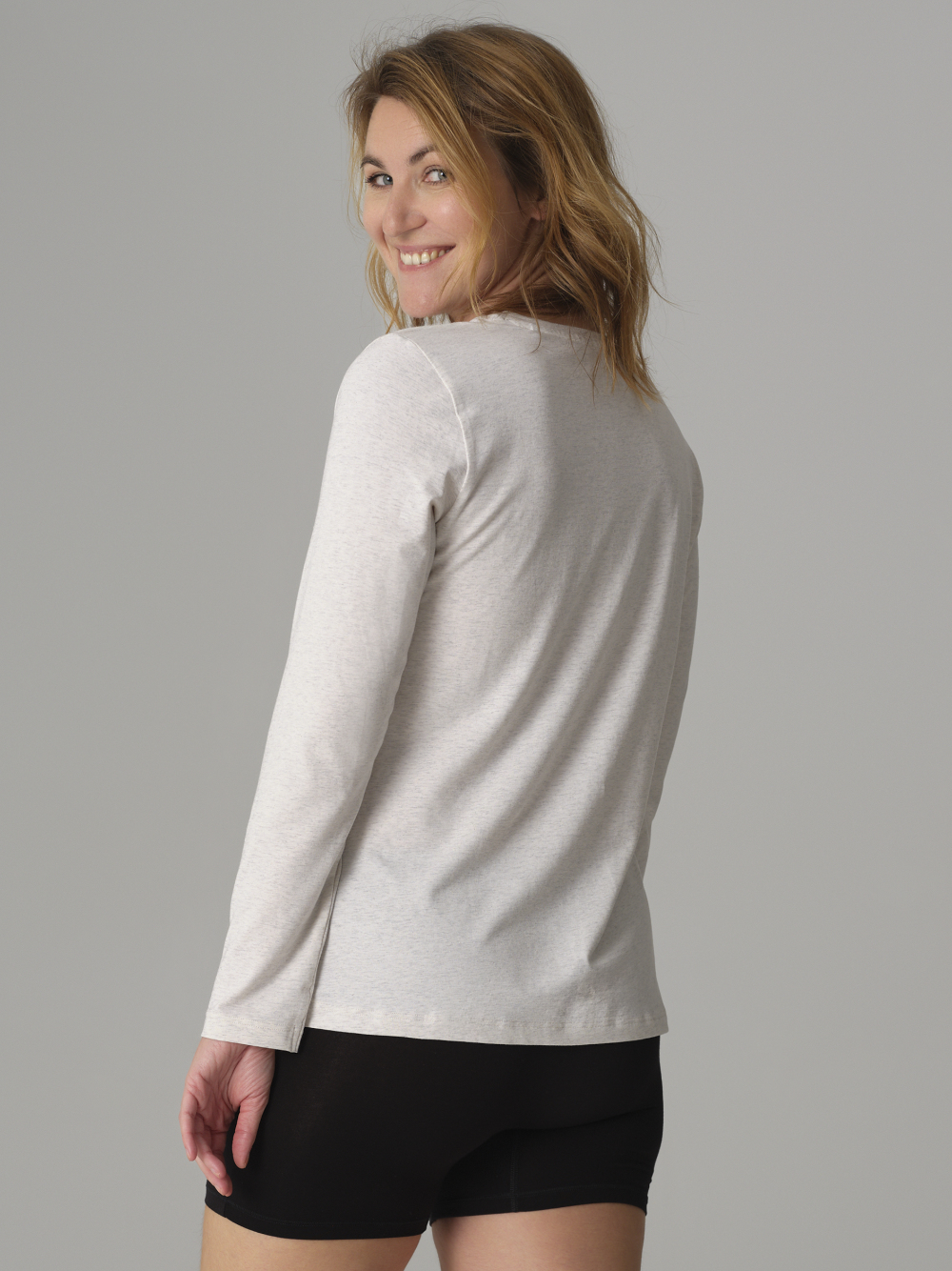 Rückansicht: Frau trägt Comazo Damen Basic Shirt langarm Farbe Ecru-Melange