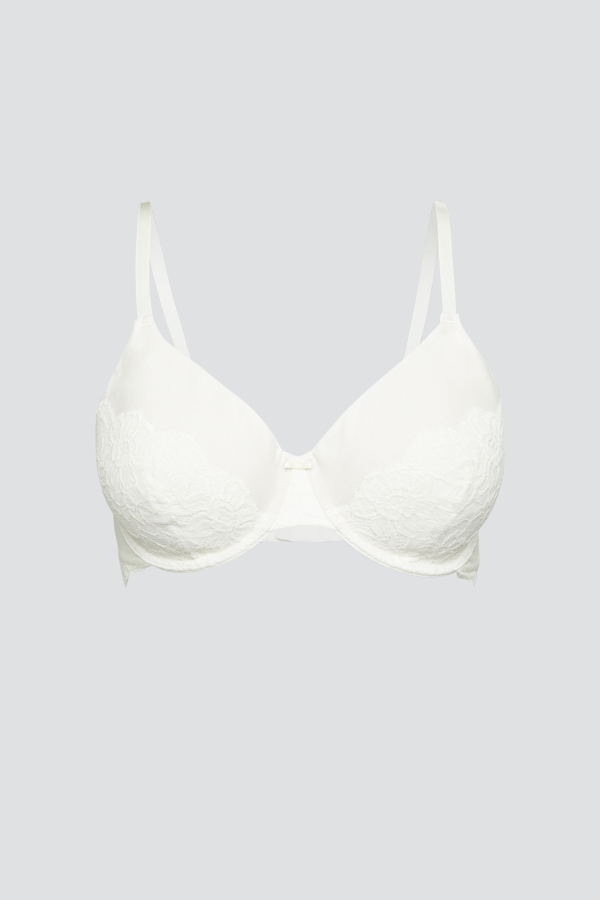 Produktbild Vorderansicht  Fairtrade BH mit Bügel von Comazo in der Farbe Champagner mit Zierschleife und mit Spitze bezogenen Cups.