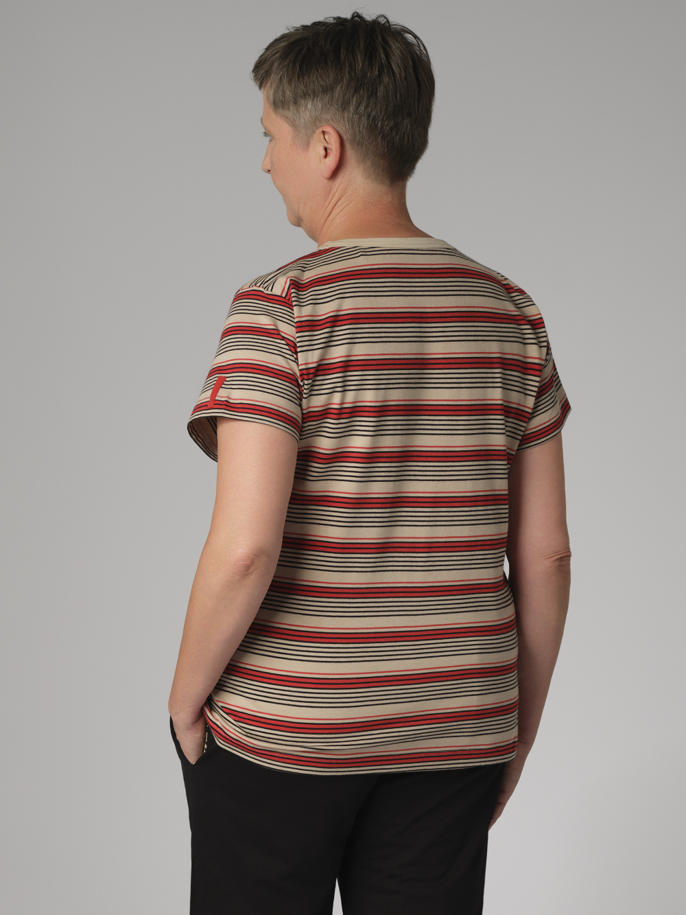 Rear view: Woman wearing Comazo women's short-sleeve shirt in beige/red striped color.