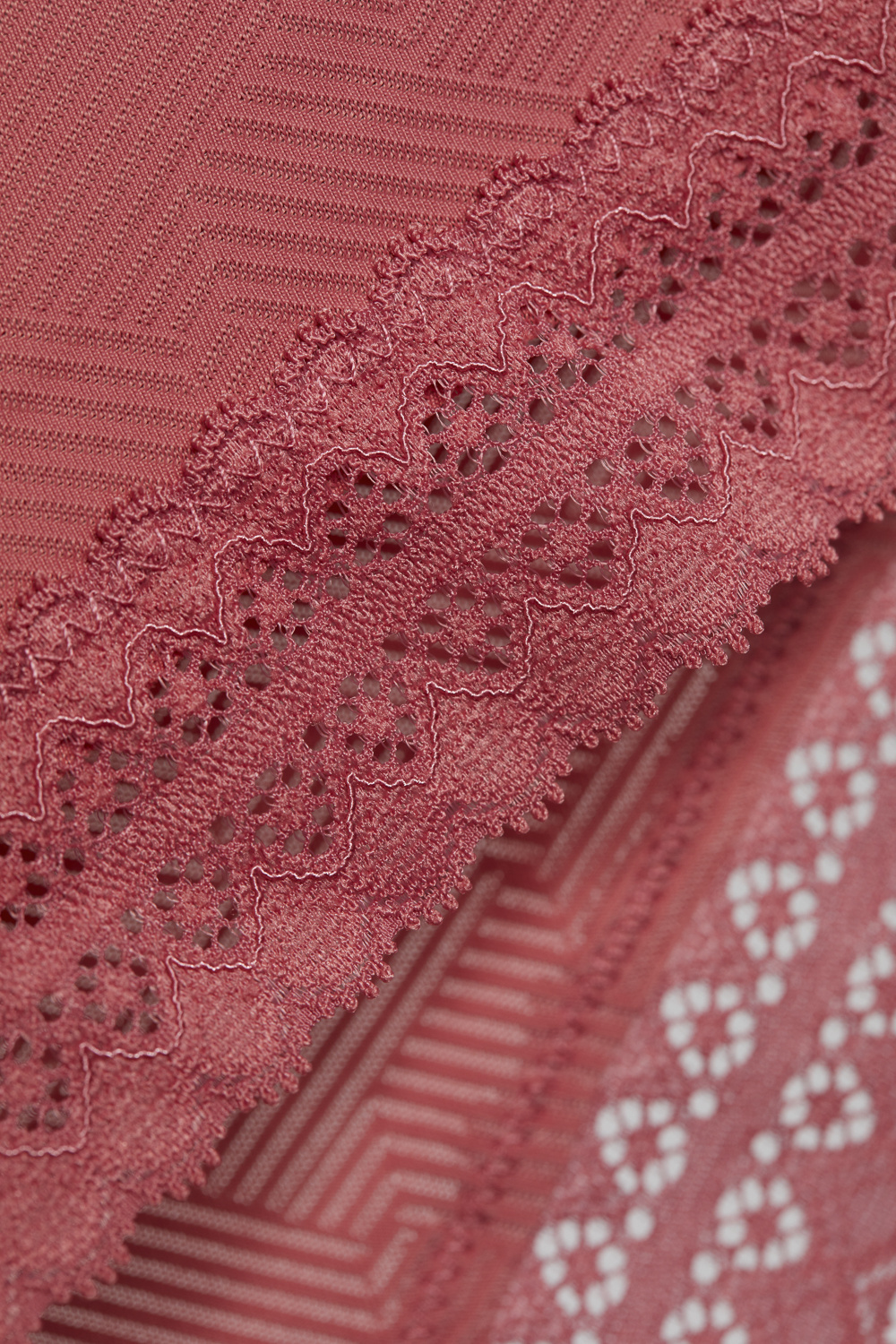 Detailbild Panty von Comazo in der Farbe Marsala mit verführerischen Spitzendetails und grafischem Muster