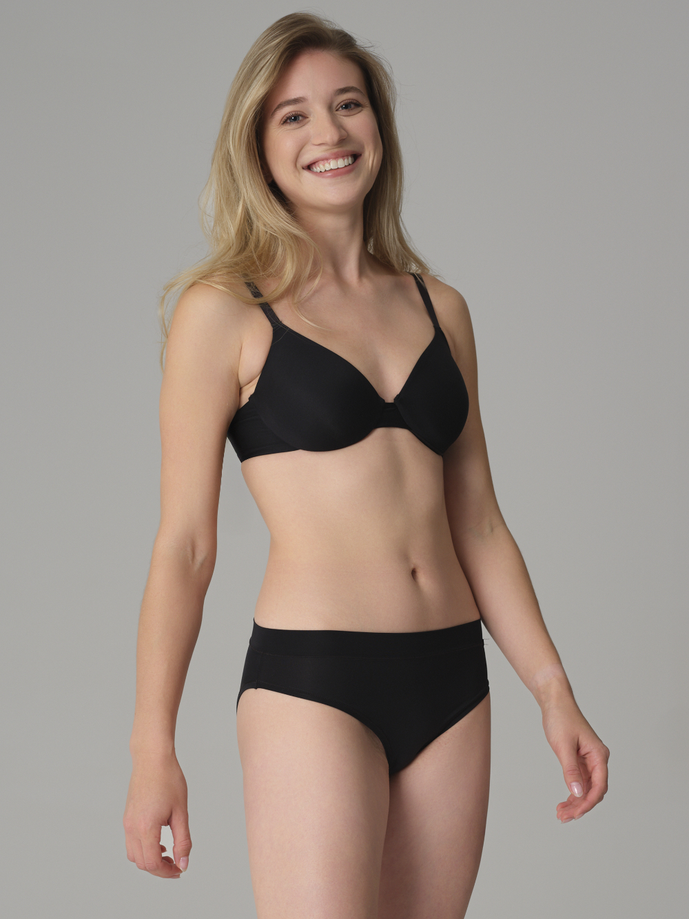 Vorderansicht: Frau trägt Comazo BH mit Bügel Farbe Schwarz mit Microfaser-Touch