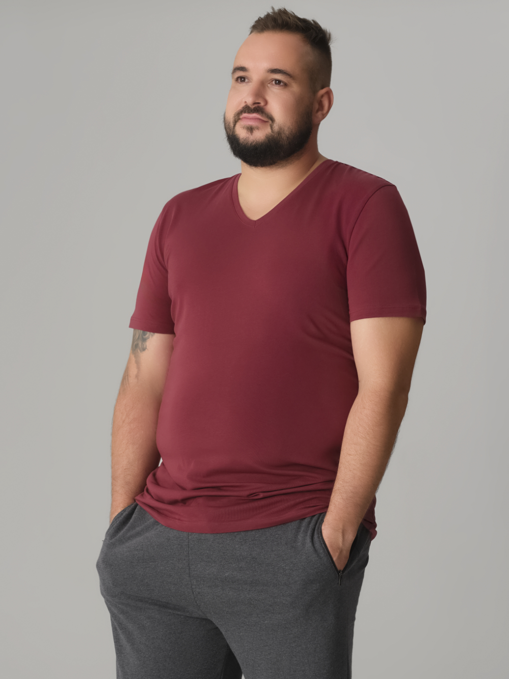 Vorderansicht: Mann trägt Comazo Herren Basic Shirt kurzarm Farbe Merlot