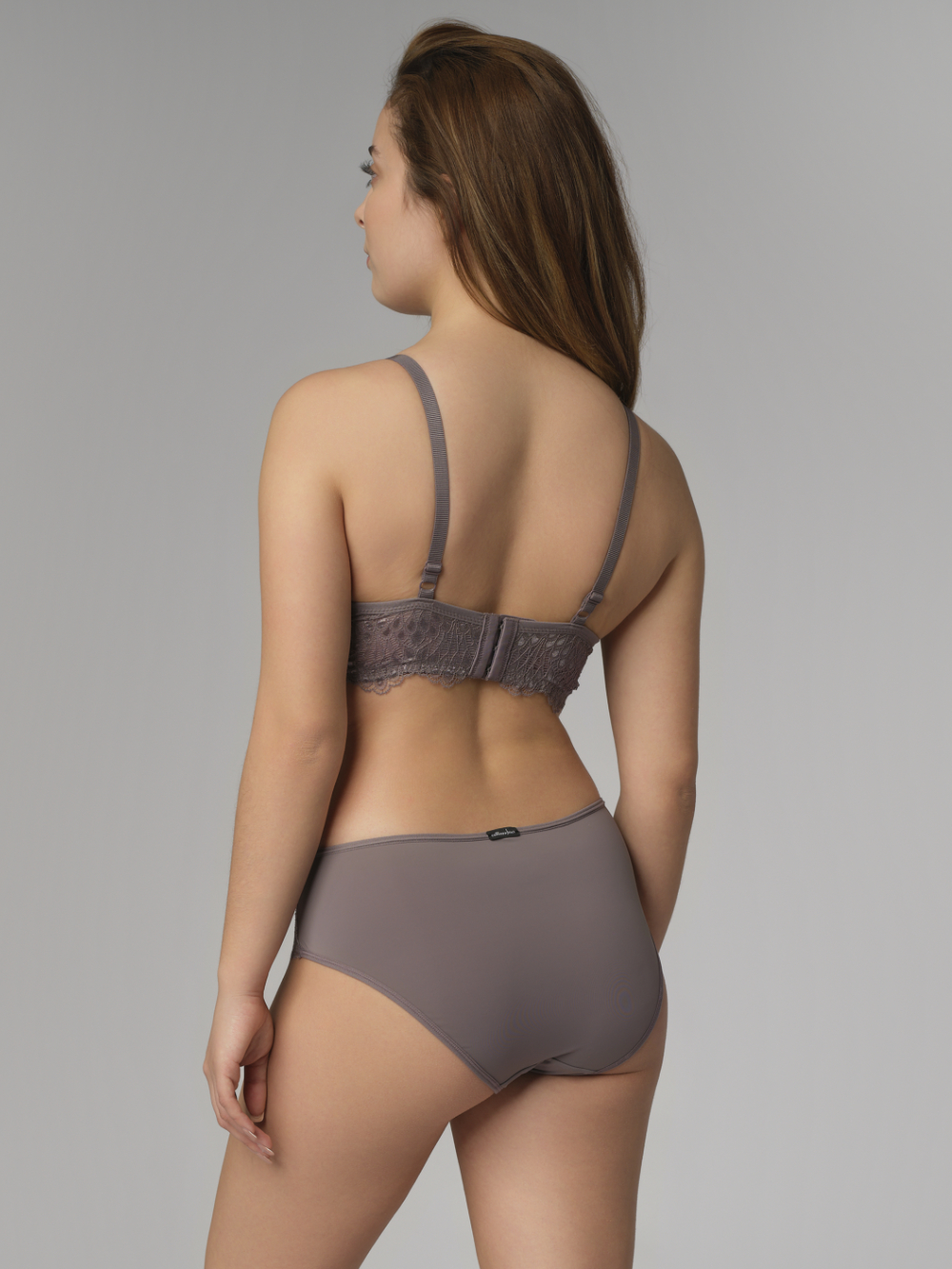 Rückansicht: Frau trägt Comazo Spitzen-BH ohne Bügel Farbe Gray Lilac