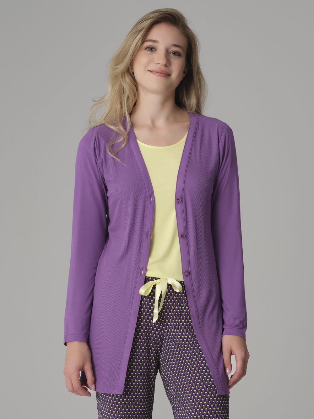 Vorderansicht: Frau trägt Comazo Langarm-Jacke aus Micromodal Farbe Purple