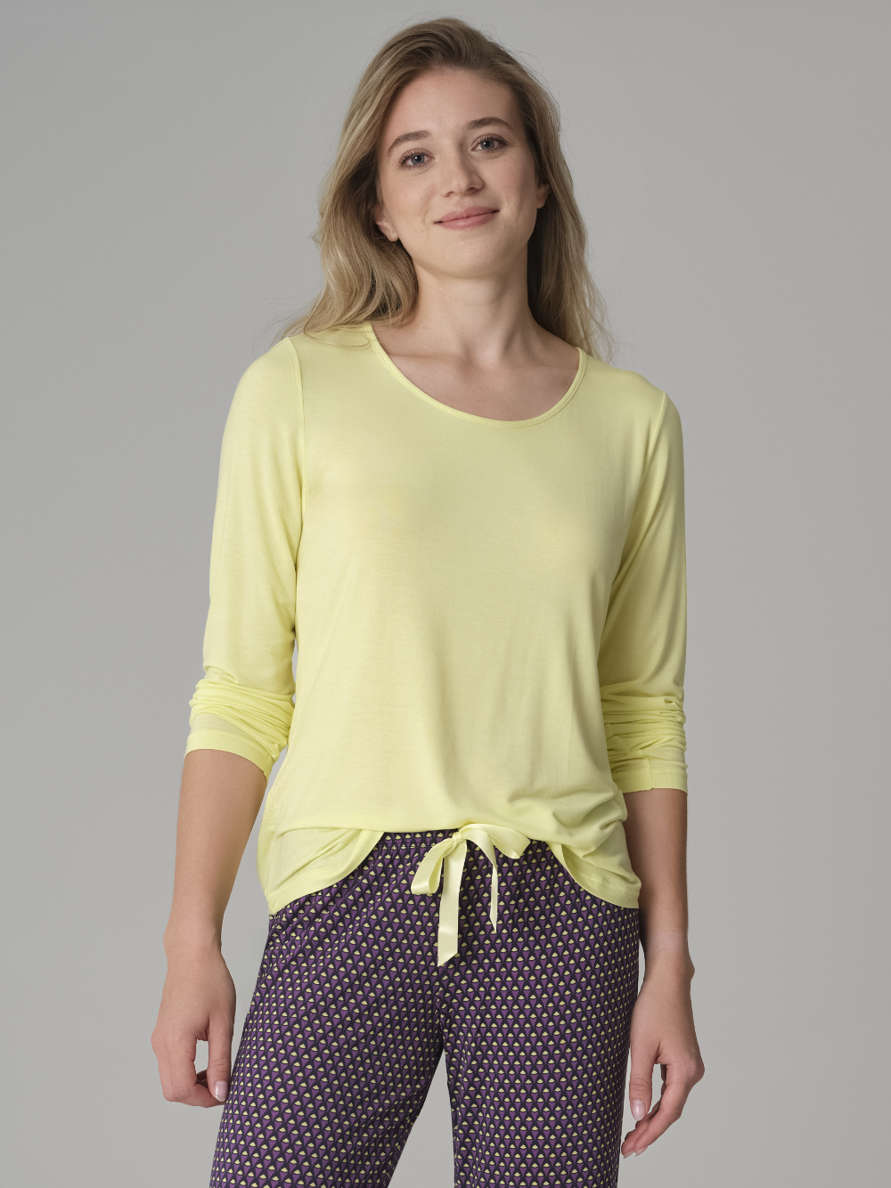 Vorderansicht: Frau trägt Comazo Langarm-Schlafshirt aus Micromodal Farbe Pistazie