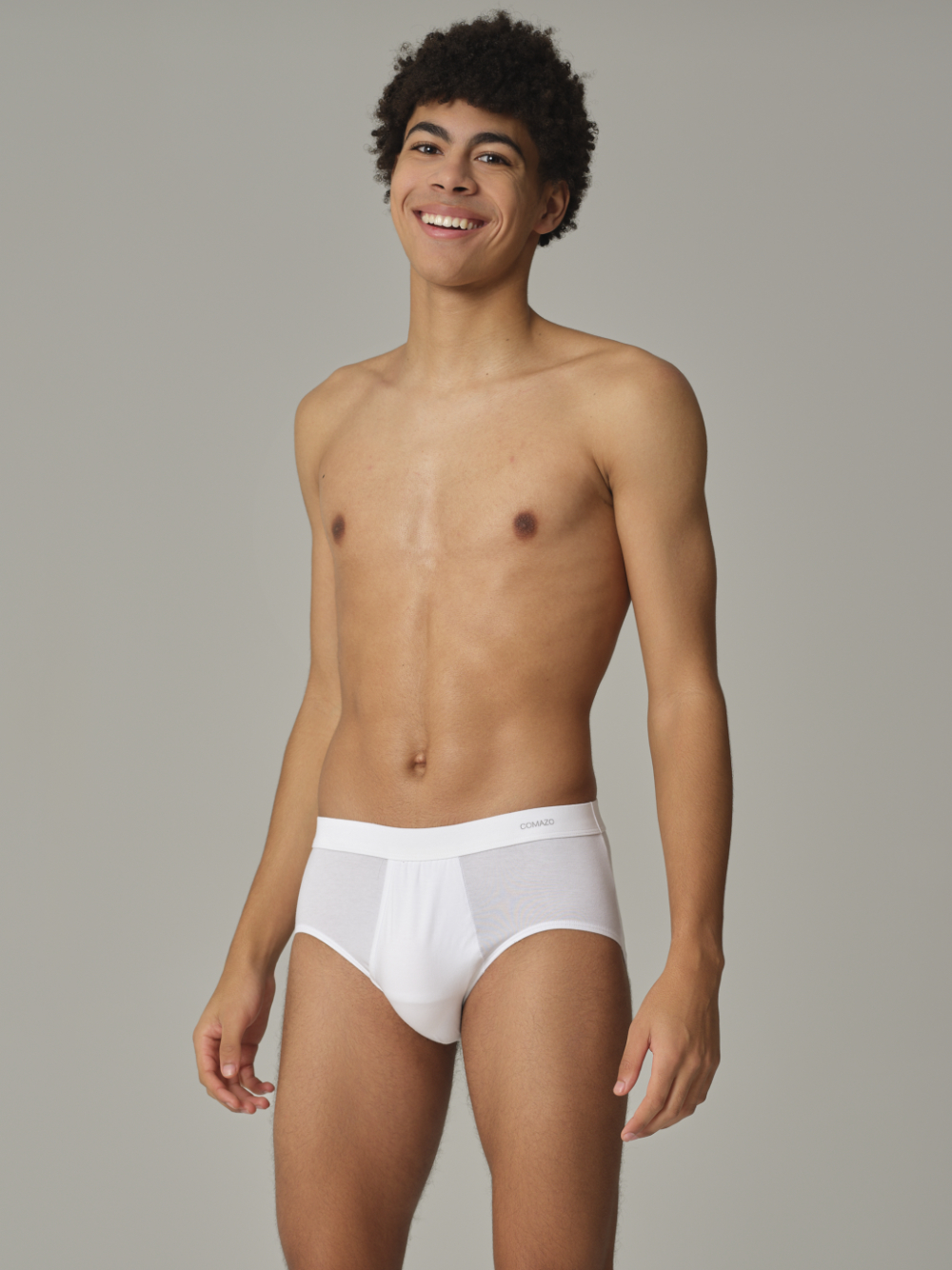 Vorderansicht: Mann trägt Slip mit Eingriff aus Baumwolle und Micromodal von Comazo in der Farbe Weiß mit geprägtem Stoffgummibund