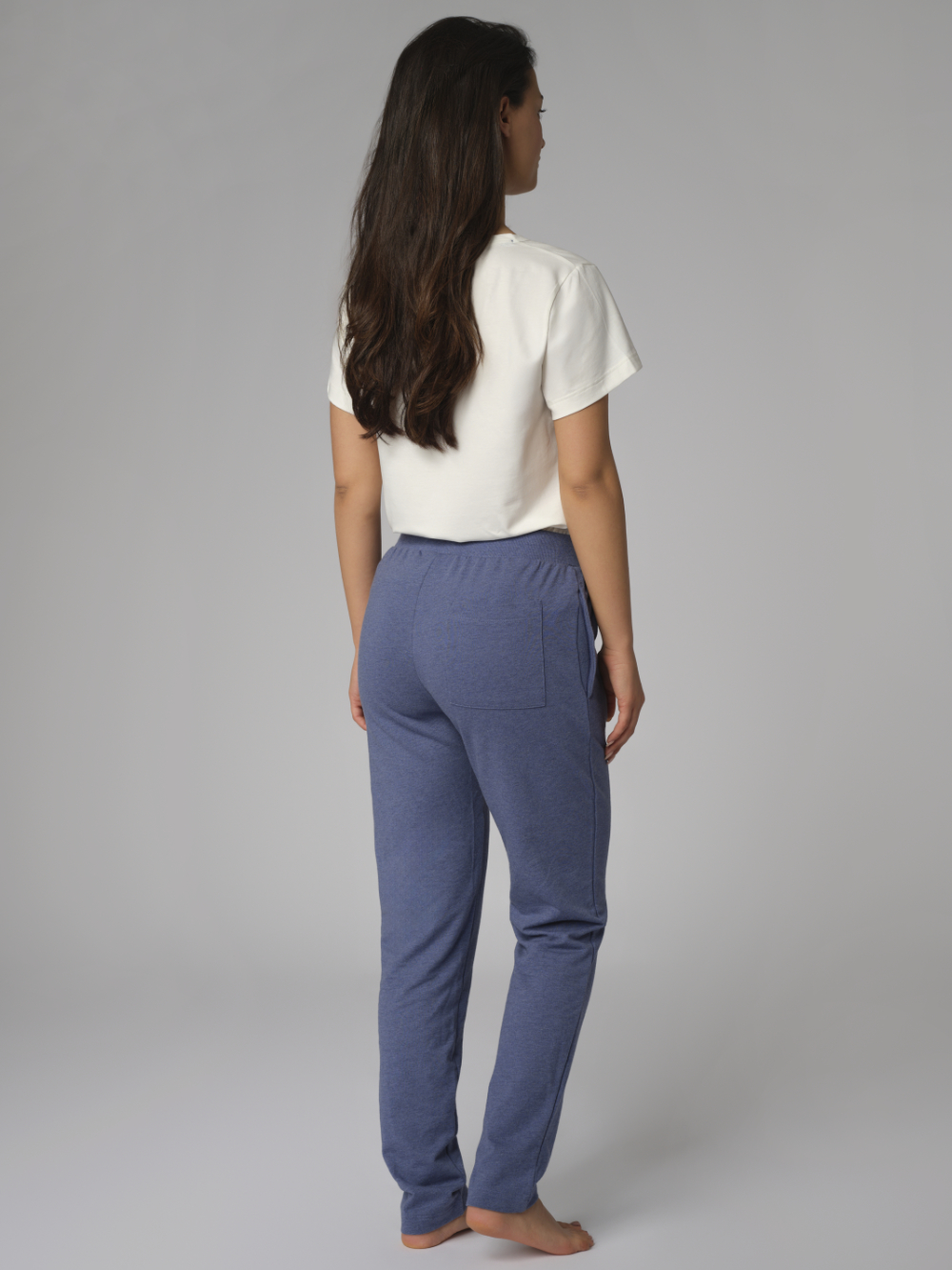 Rückansicht: Frau trägt Comazo Damen-Sweatpants Farbe Jeans meliert