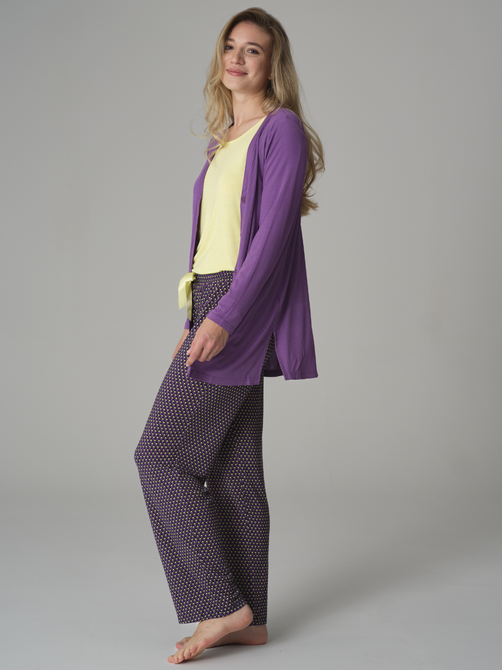 Seitenansicht: Frau trägt Comazo Langarm-Jacke aus Micromodal Farbe Purple