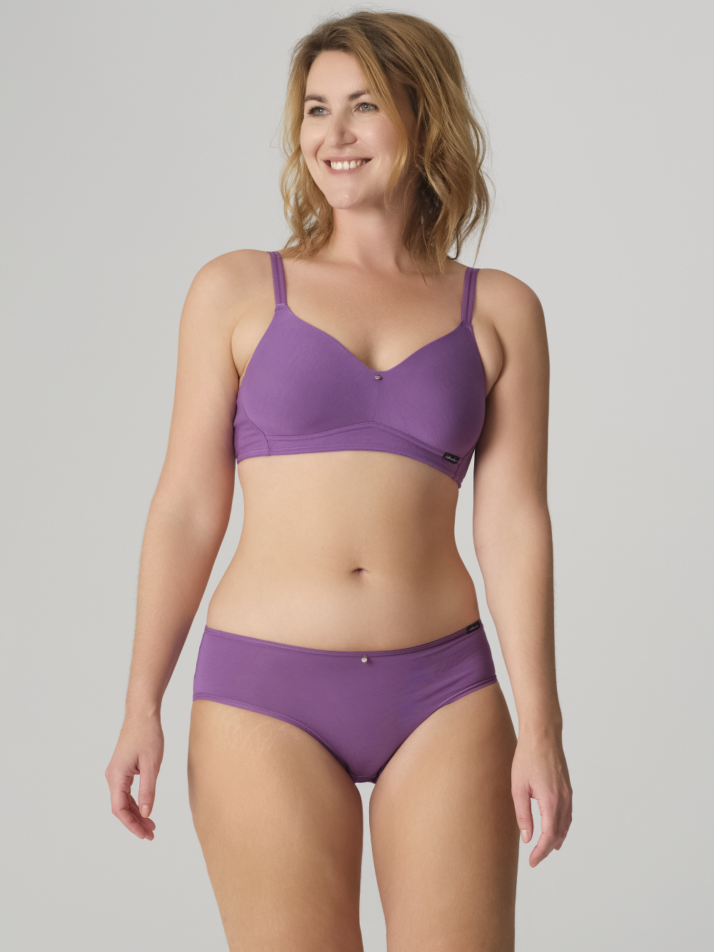 Vorderansicht: Frau trägt Comazo Jazz-Pants aus Micromodal Farbe Purple