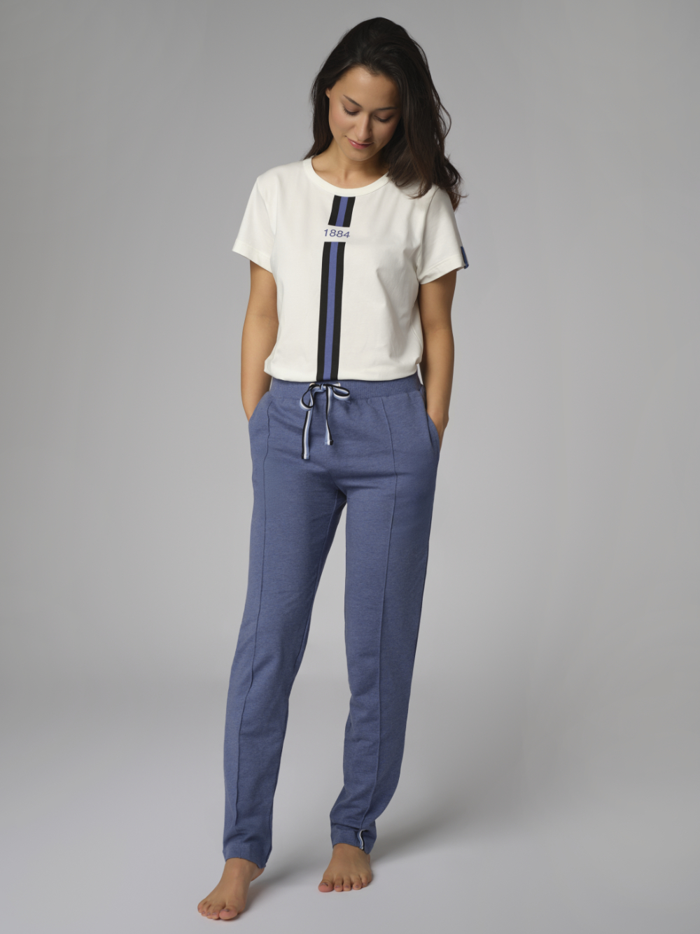 Vorderansicht: Frau trägt Comazo Damen-Sweatpants Farbe Jeans meliert