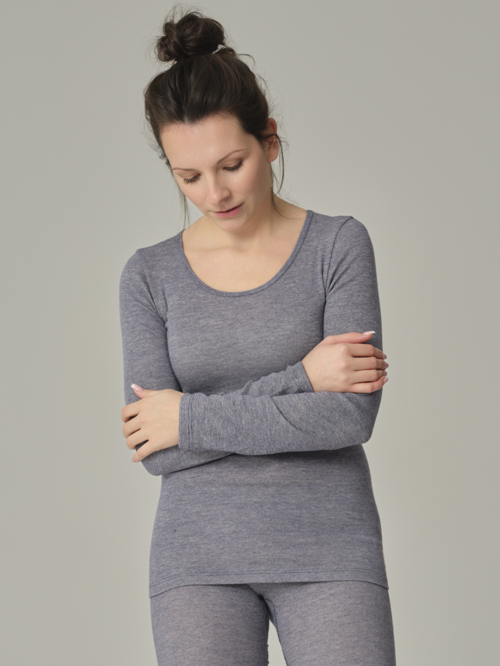 Vorderansicht: Frau trägt Shirt mit Wolle-Seide von Comazo in der Farbe Dunkelblau-Melange