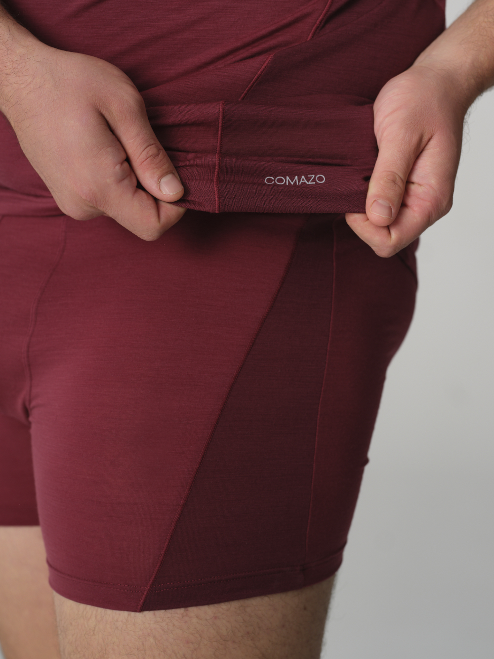 Detailansicht: Mann trägt Trunks aus Merinowolle Farbe Merlot/Porto