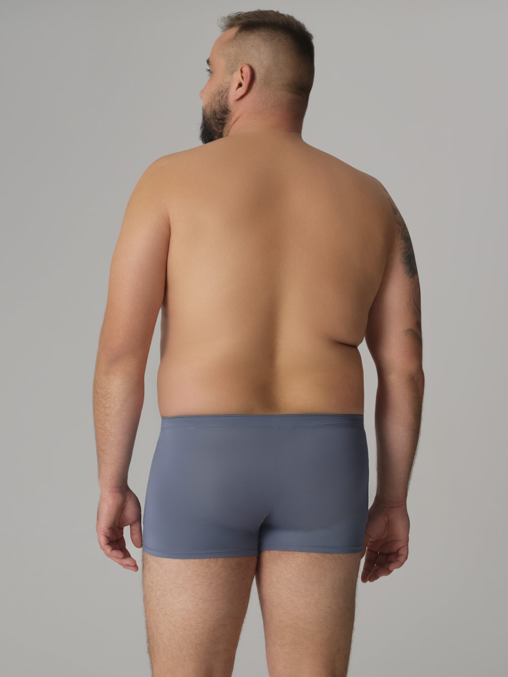 Rückansicht: Mann trägt Comazo Pants aus Mikrofaser Farbe Smokey Blue