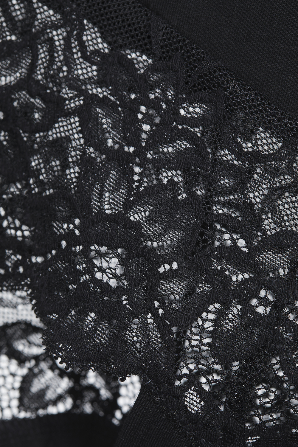 Detailbild Fairtrade Brasil-Slip von Comazo in der Farbe Black mit Zierschleife und Vorder- und Rückenteileinsätze mit edler Spitze