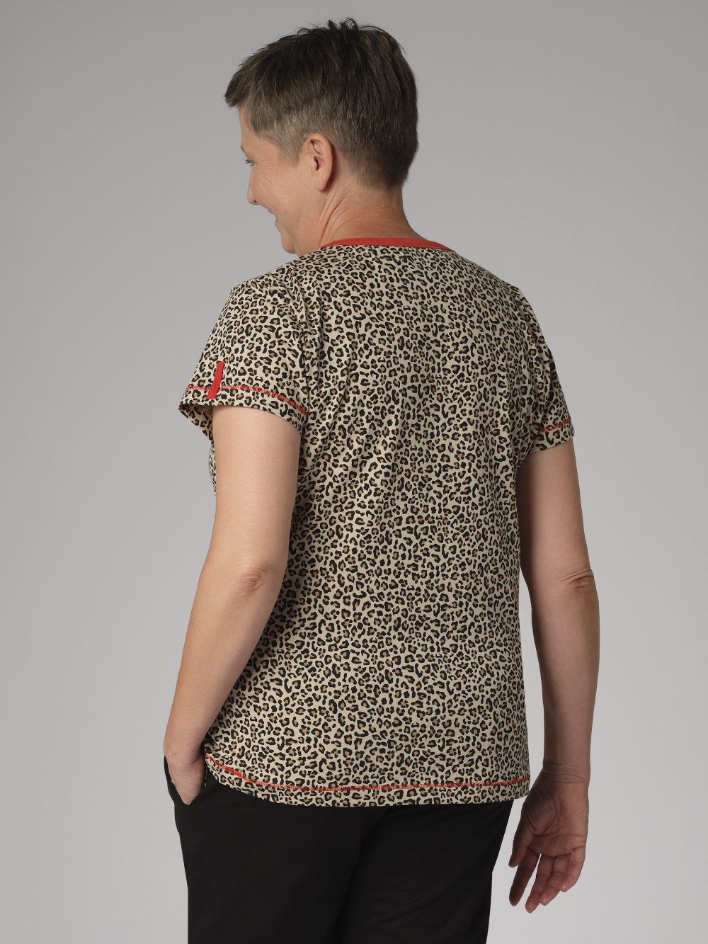 Rückansicht: Frau trägt Comazo Damen Shirt Halbarm mit Leo Print