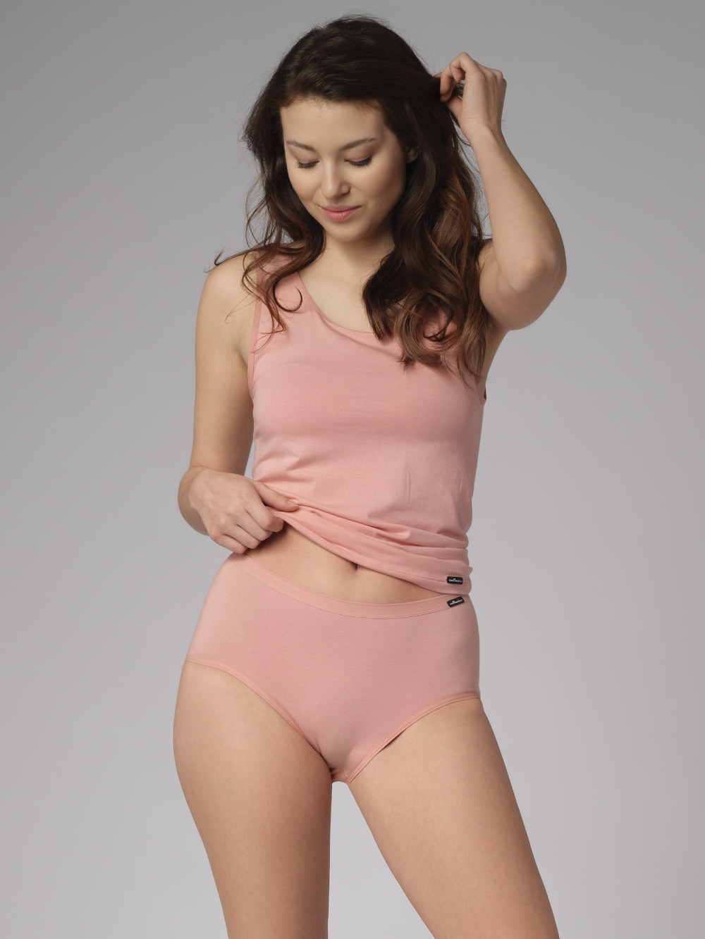 Vorderansicht: Frau trägt  Midi-Slip mit Supimabaumwolle von Comazo in der Farbe Blush