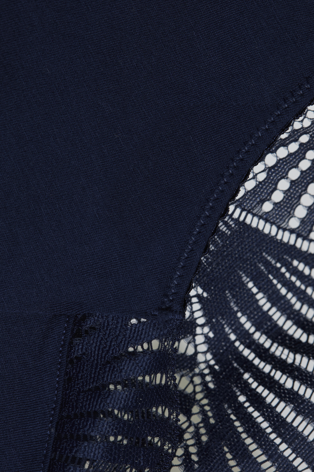 Detailbild Fairtrade Mini-Slip von Comazo in der Farbe Night Blue mit Spitzeneinsätzen