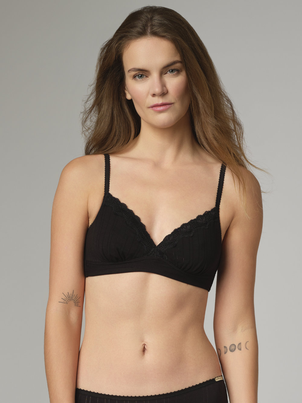 Nahaufnahme Vorderansicht: Frau trägt Fairtrade BH von Comazo in der Farbe Schwarz mit Spitzendetails aus Single Jersey mit Nadelzug