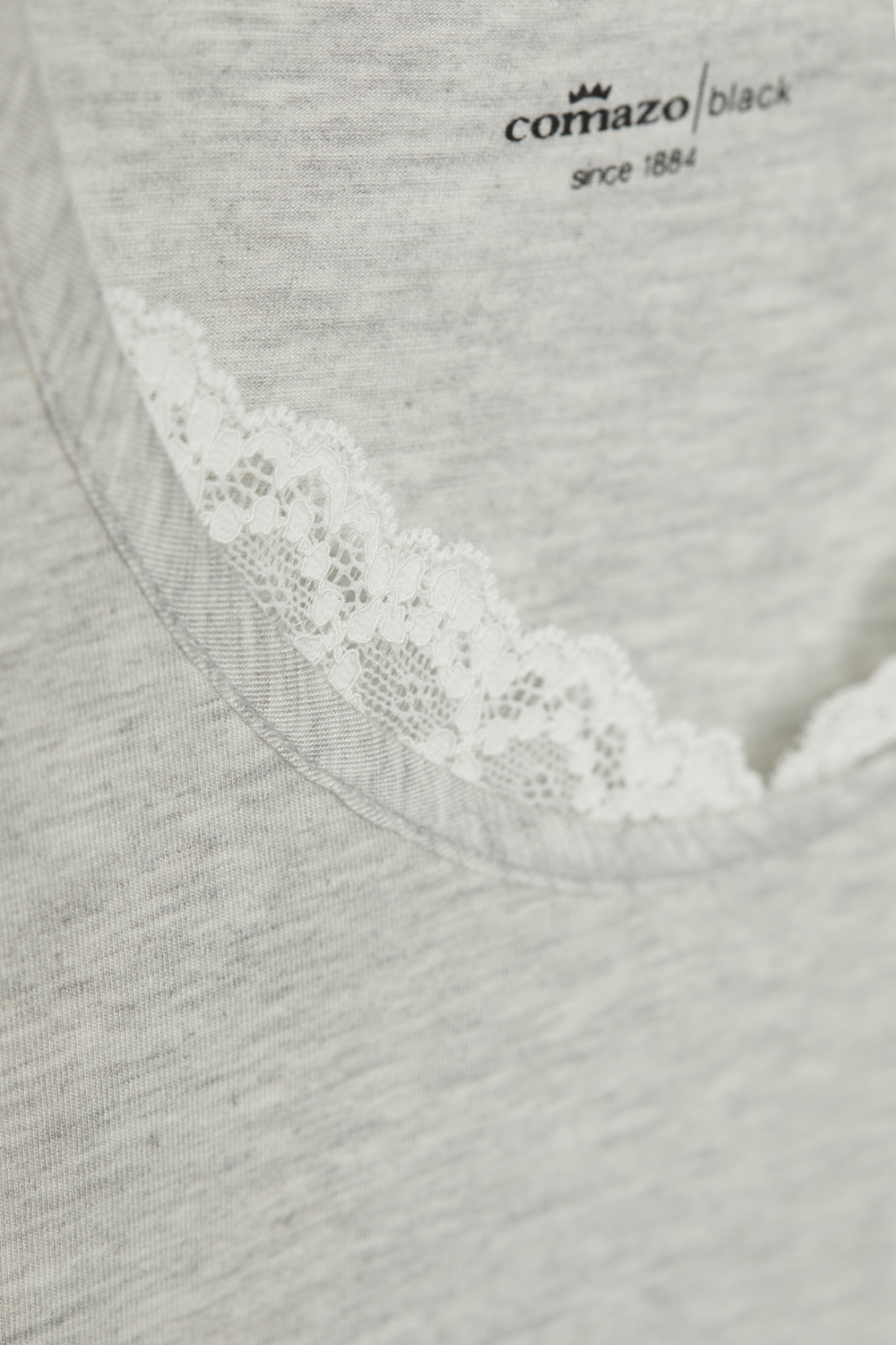 Detailbild Langarm-Schlafshirt aus Micromodal von Comazo in der Farbe Grau mit zarten Spitzen-Details