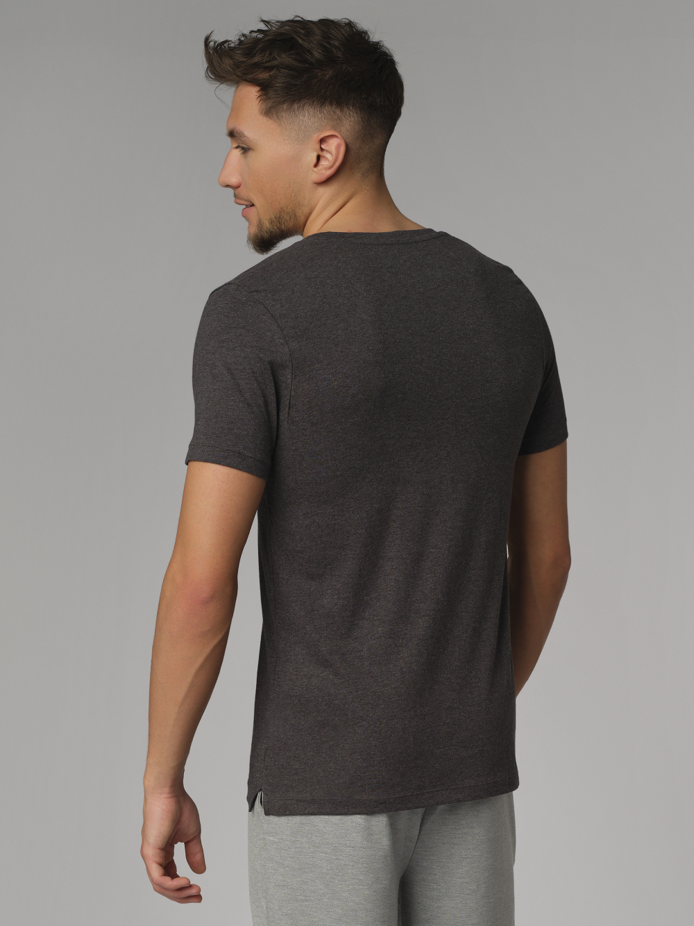 Rückansicht 2: Mann trägt Comazo Herren Basic Shirt kurzarm V-Hals Ausschnitt Farbe Anthrazit-Melange aus Baumwolle