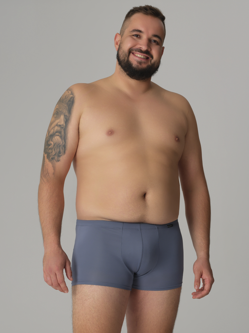 Vorderansicht: Mann trägt Comazo Pants aus Mikrofaser Farbe Smokey Blue