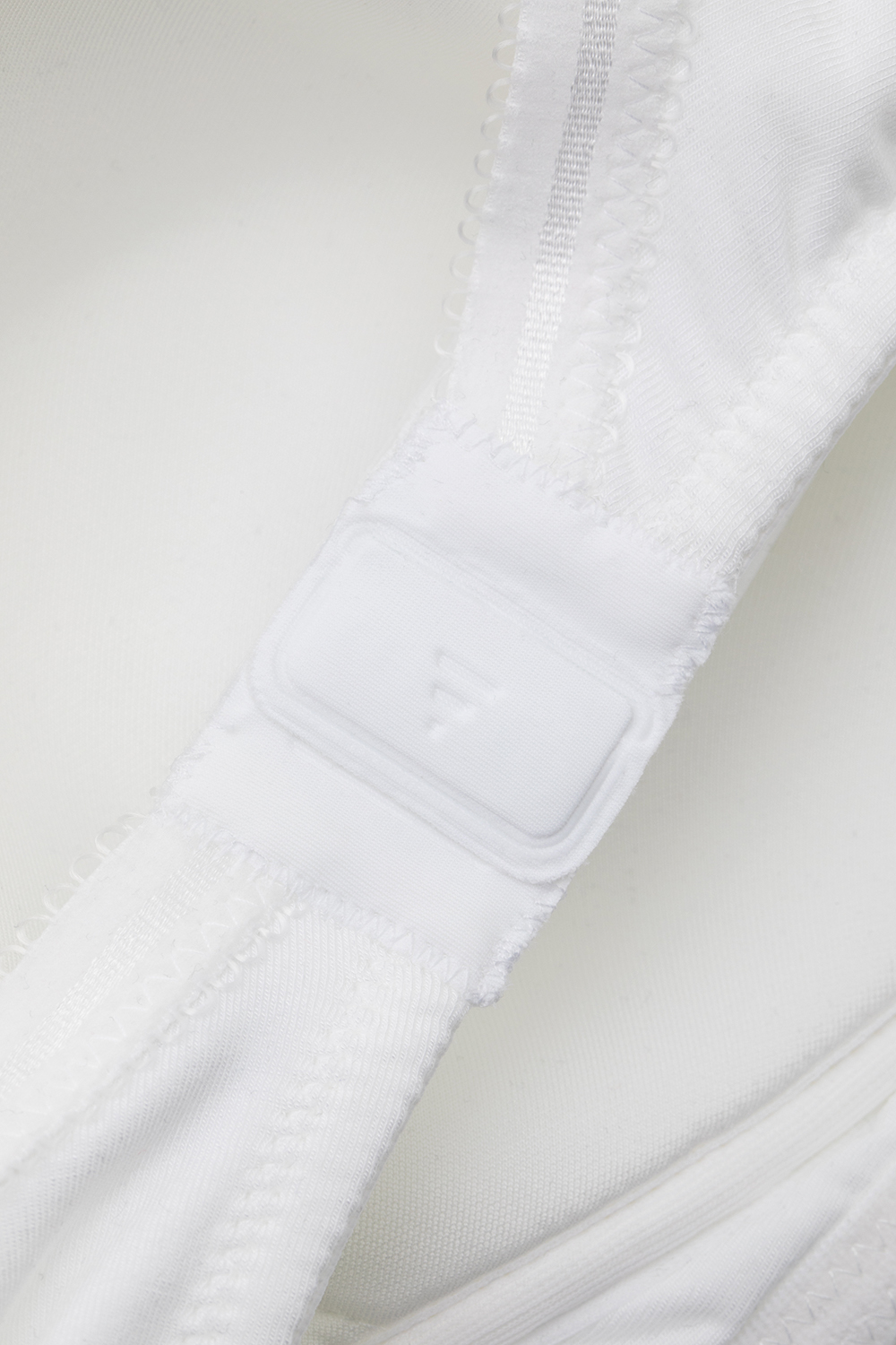 Detailbild Verschluss BH ohne Bügel von Comazo in der Farbe Weiß mit Spacer und MicroModal®