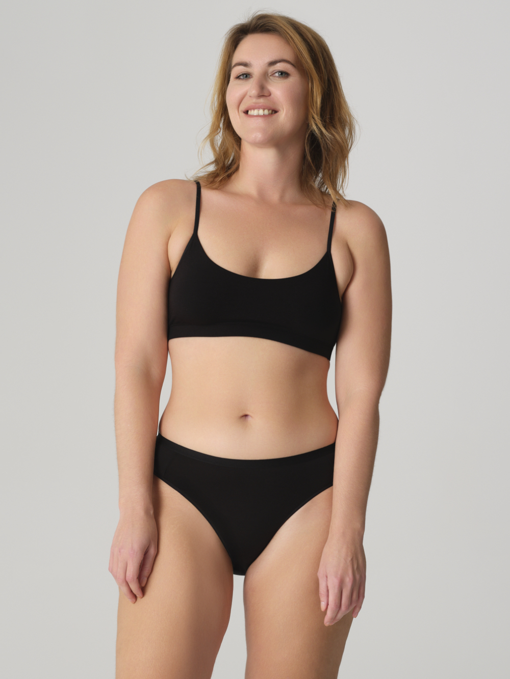 Vorderansicht: Frau trägt Comazo Bustier Farbe Schwarz