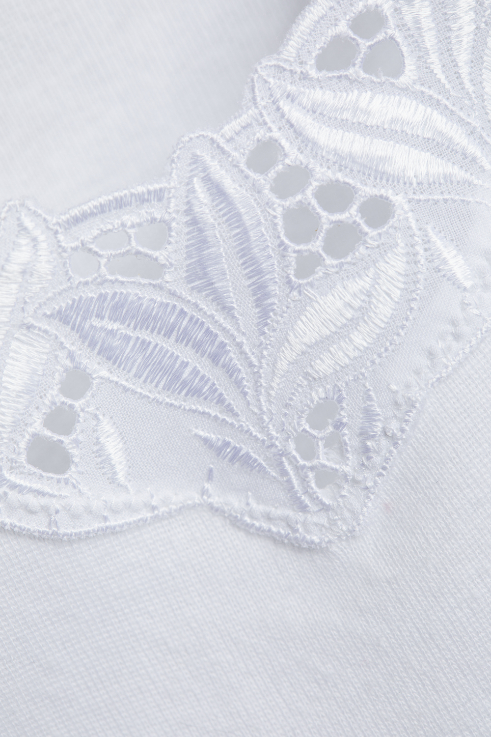 Detail image: sleeveless undershirt in white with beautiful lace details, made of 100% cotton